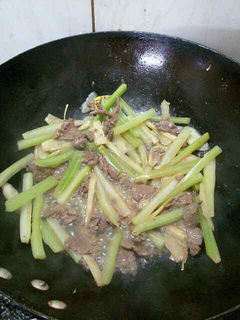 芹菜子姜炒牛肉步骤7