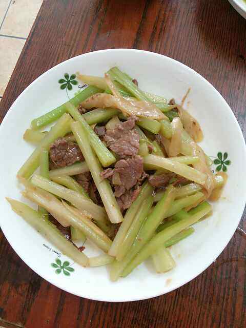 芹菜子姜炒牛肉步骤8