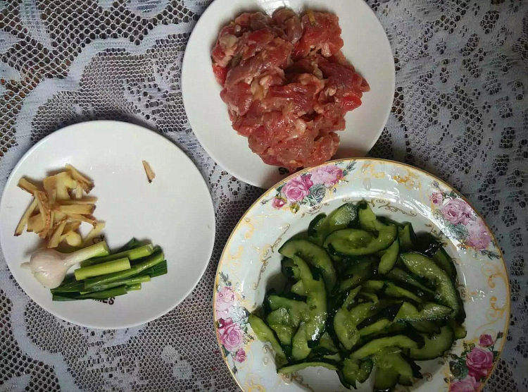 青瓜炒牛肉步骤1