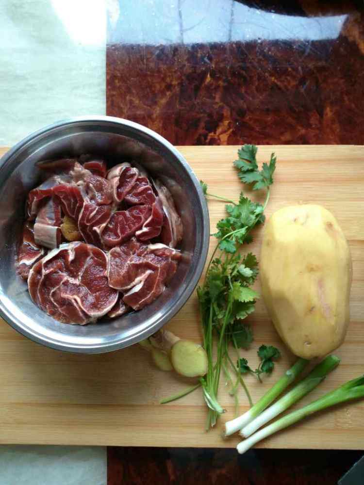 土豆花生烧牛肉步骤1