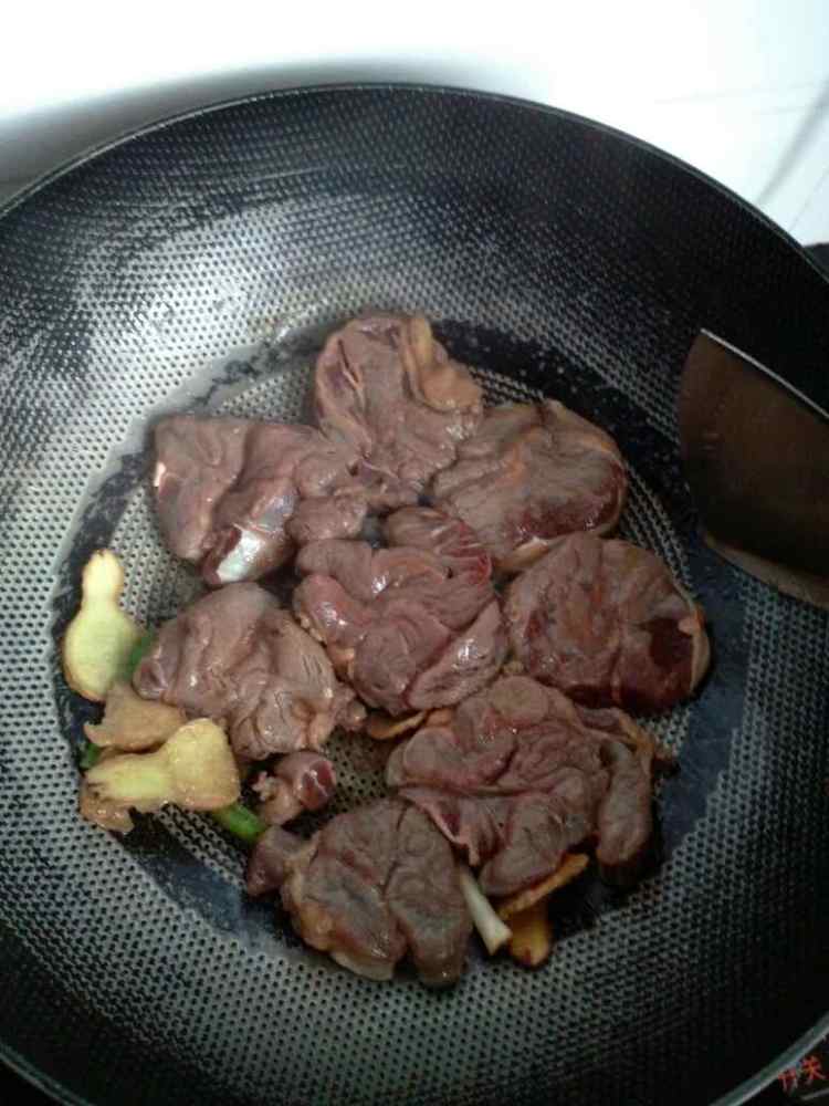 土豆花生烧牛肉步骤4