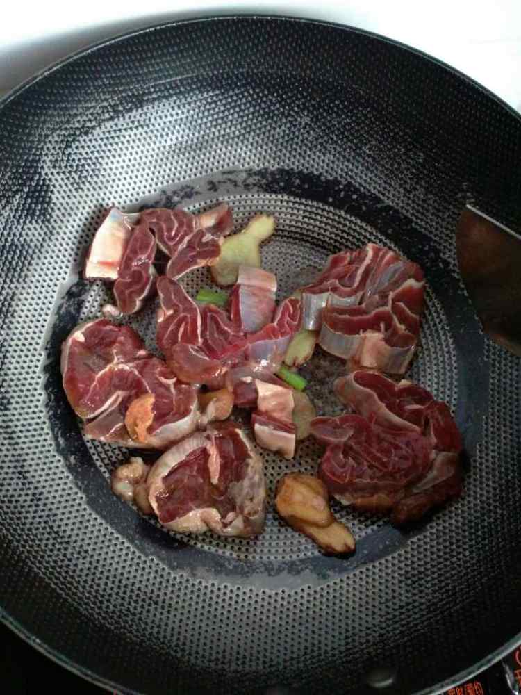 土豆花生烧牛肉步骤3
