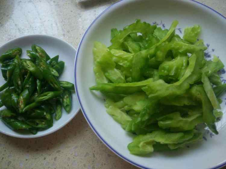 苦瓜炒牛肉#新鲜从这步骤3
