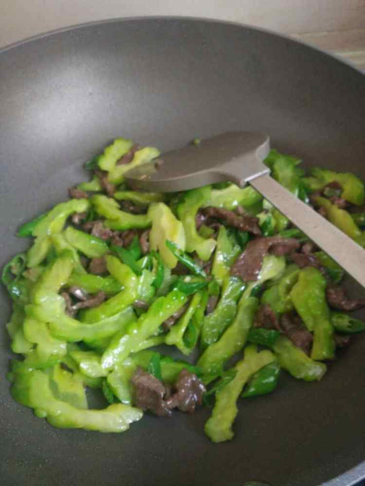苦瓜炒牛肉#新鲜从这步骤9