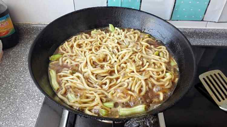 豆角焖面条步骤8