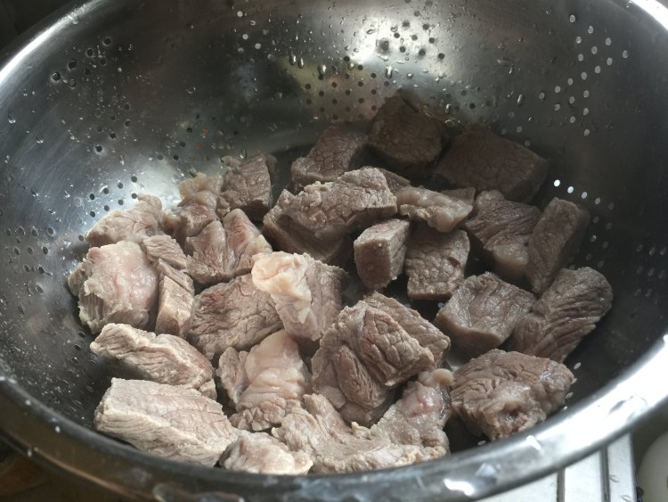 小猫咖喱牛肉饭步骤2
