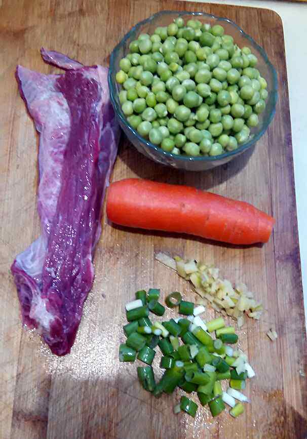 豌豆牛肉粒步骤1