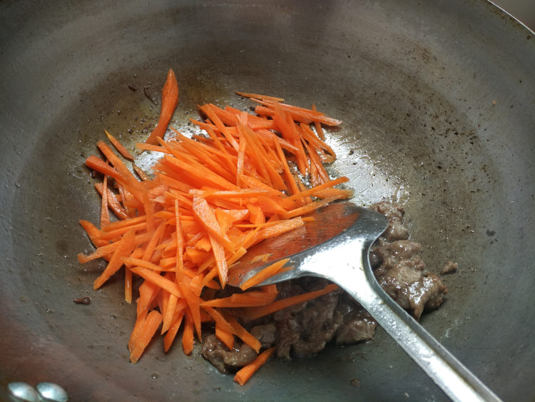 牛肉炒面步骤5