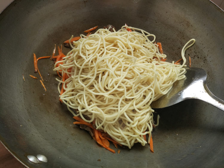 牛肉炒面步骤6