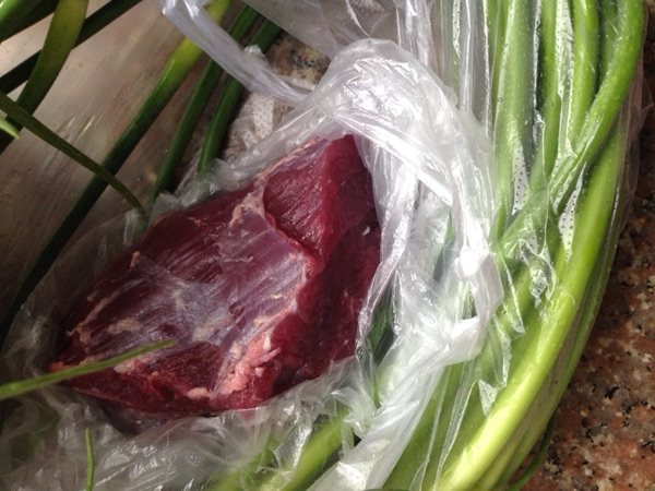 蒜苗烧牛肉步骤1