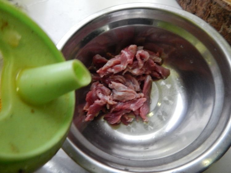 双菇炒牛肉丝步骤2