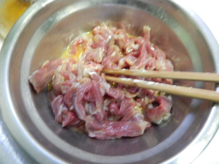 双菇炒牛肉丝步骤4