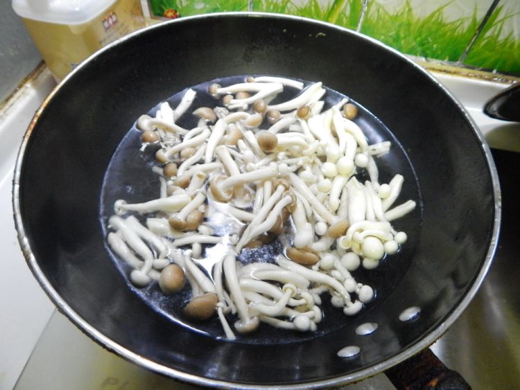 双菇炒牛肉丝步骤6
