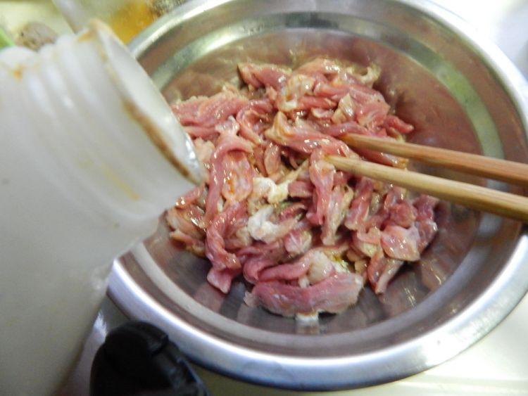 双菇炒牛肉丝步骤3