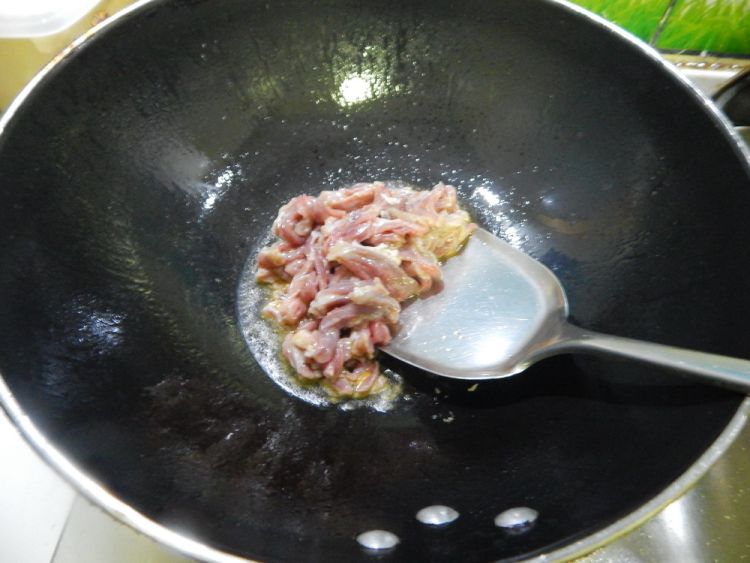 双菇炒牛肉丝步骤7