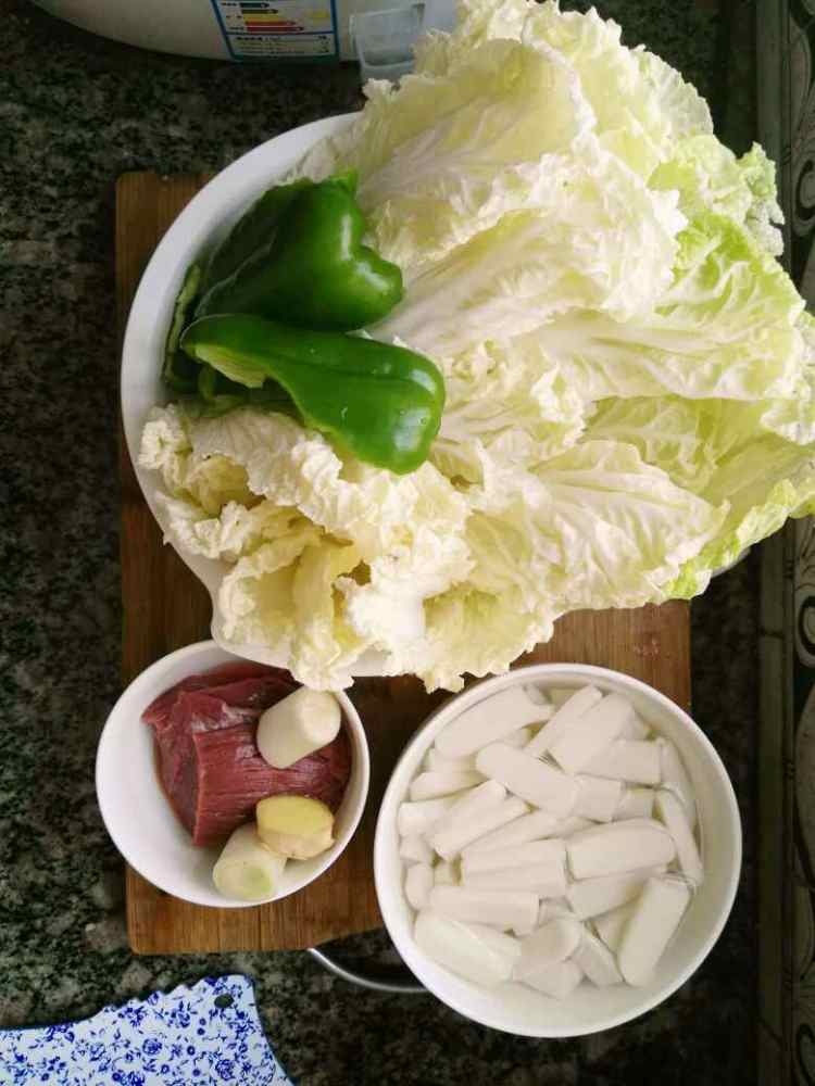 牛肉白菜炒年糕步骤1