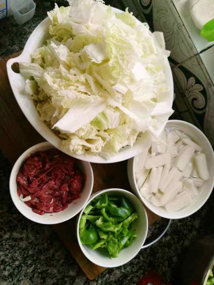 牛肉白菜炒年糕步骤3