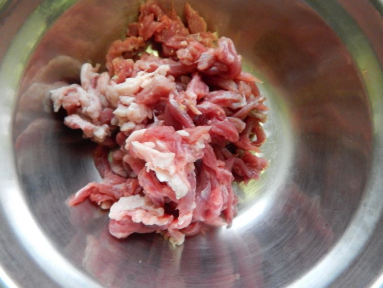 蒜苔炒牛肉丝步骤1