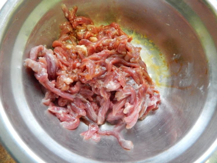 蒜苔炒牛肉丝步骤3