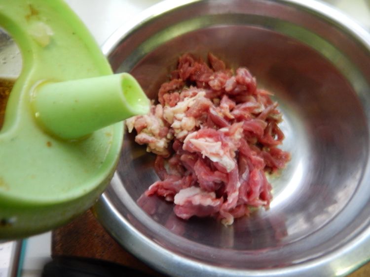 蒜苔炒牛肉丝步骤2
