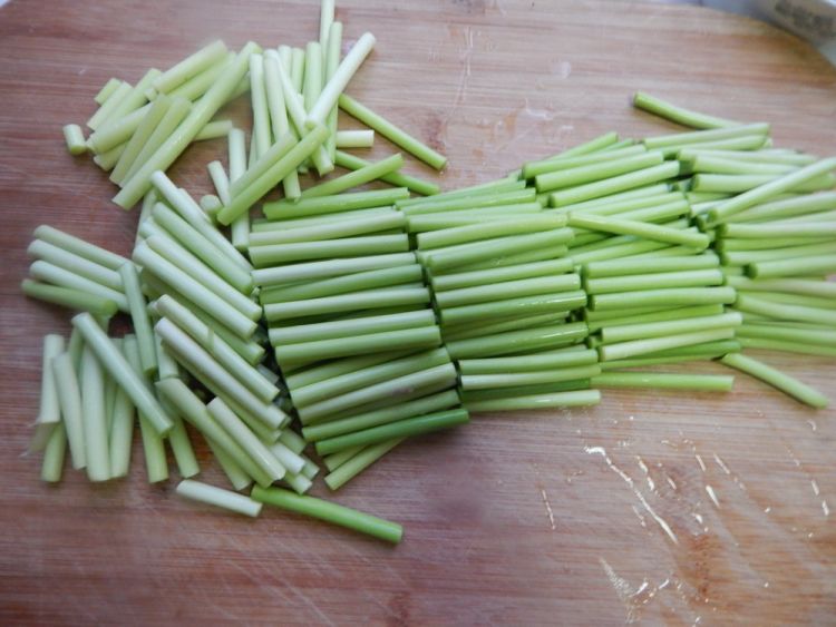 蒜苔炒牛肉丝步骤4
