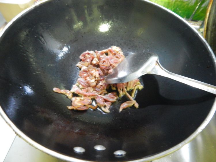 蒜苔炒牛肉丝步骤5
