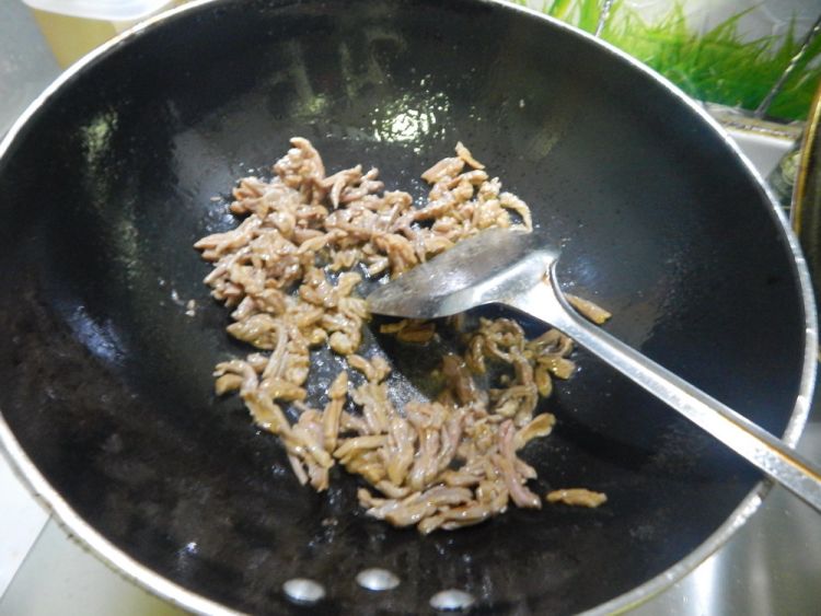 蒜苔炒牛肉丝步骤6
