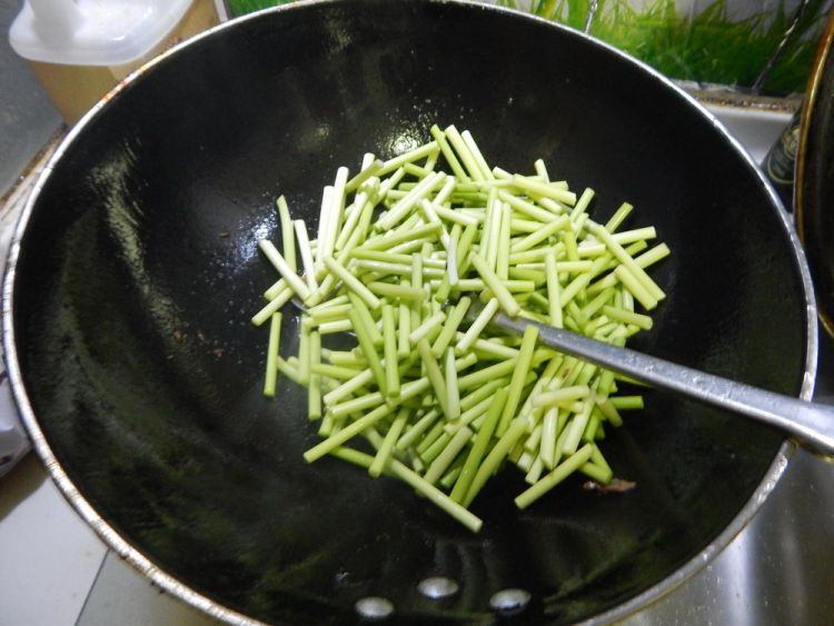 蒜苔炒牛肉丝步骤7