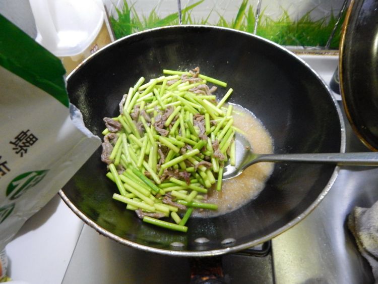蒜苔炒牛肉丝步骤11