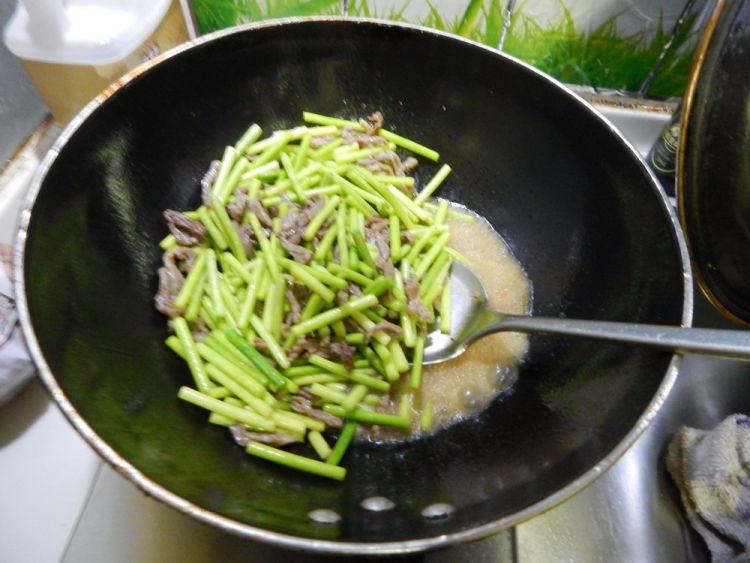蒜苔炒牛肉丝步骤10