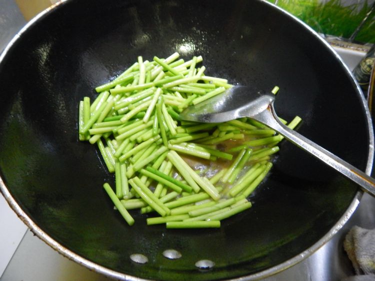 蒜苔炒牛肉丝步骤8