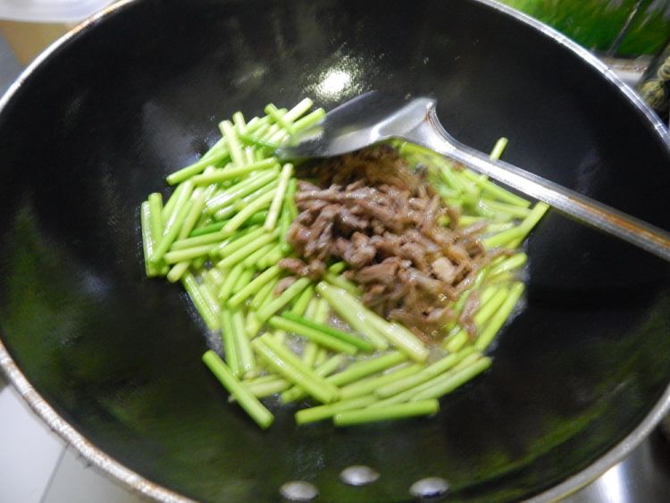 蒜苔炒牛肉丝步骤9