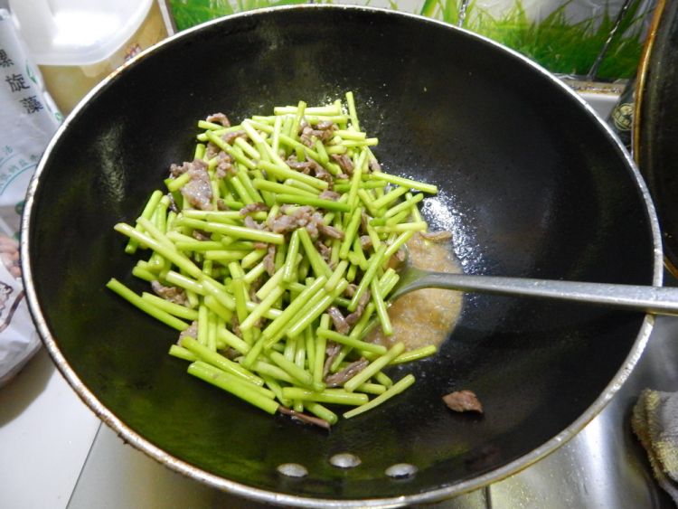 蒜苔炒牛肉丝步骤12