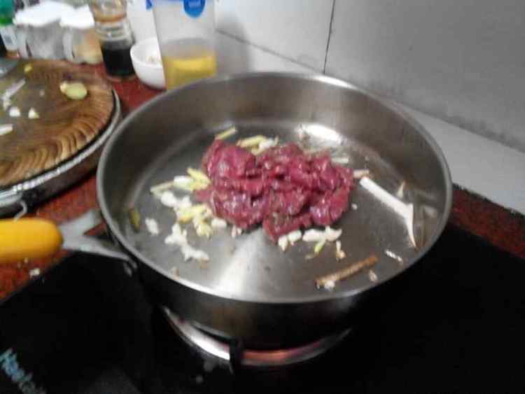 牛肉炒菜椒步骤5