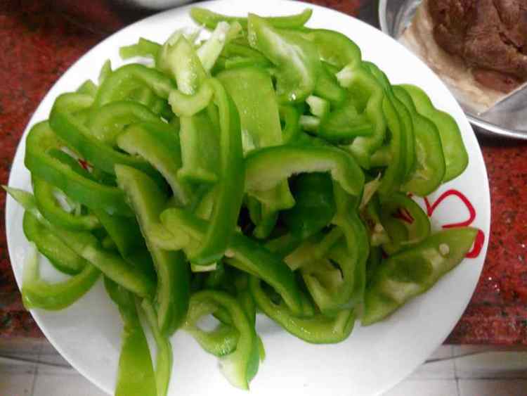 牛肉炒菜椒步骤2