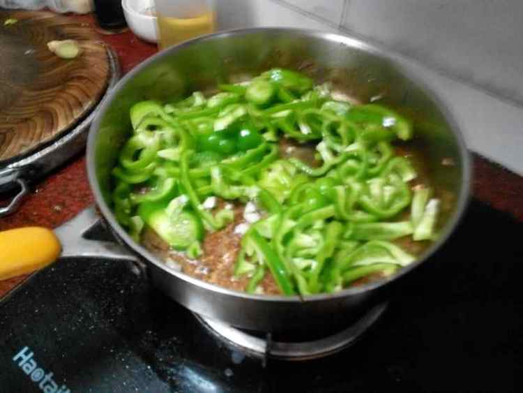 牛肉炒菜椒步骤8