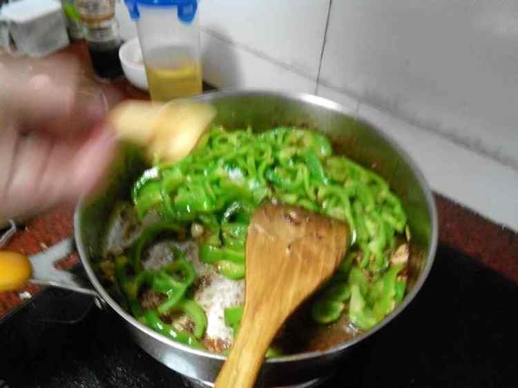 牛肉炒菜椒步骤10