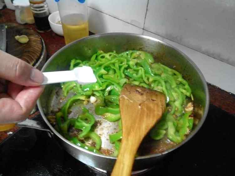 牛肉炒菜椒步骤9