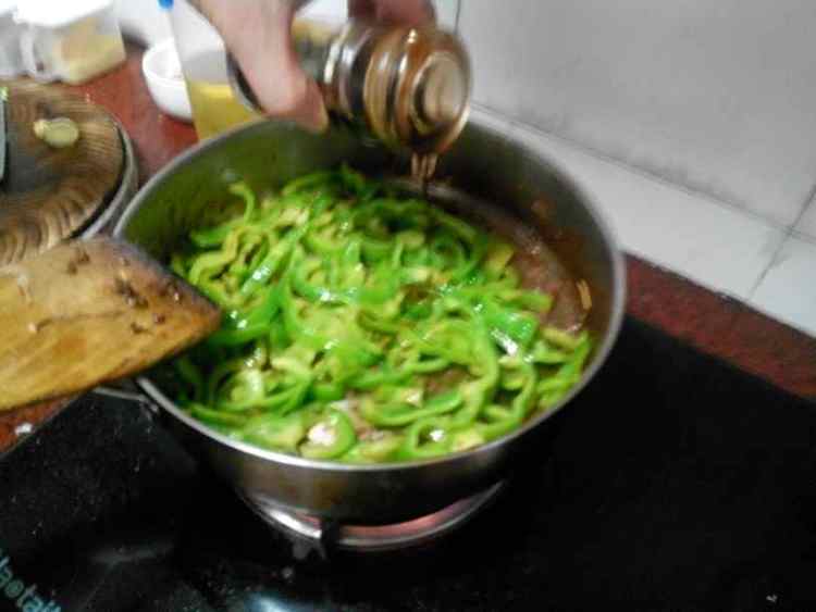 牛肉炒菜椒步骤11