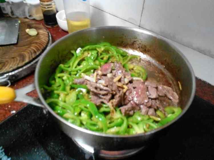 牛肉炒菜椒步骤12