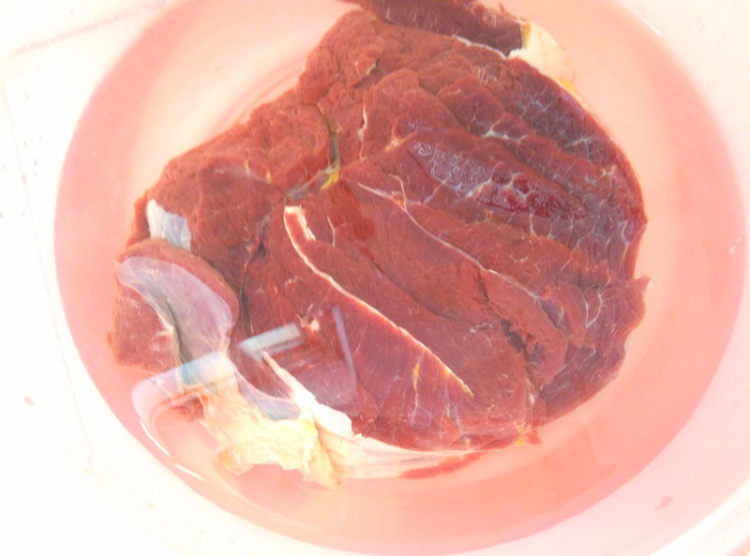 牛肉韭菜玉米面包步骤1