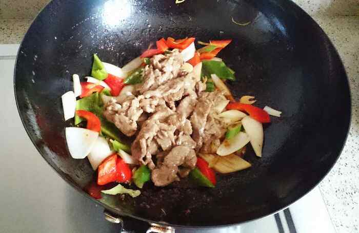 双椒洋葱炒牛肉步骤8
