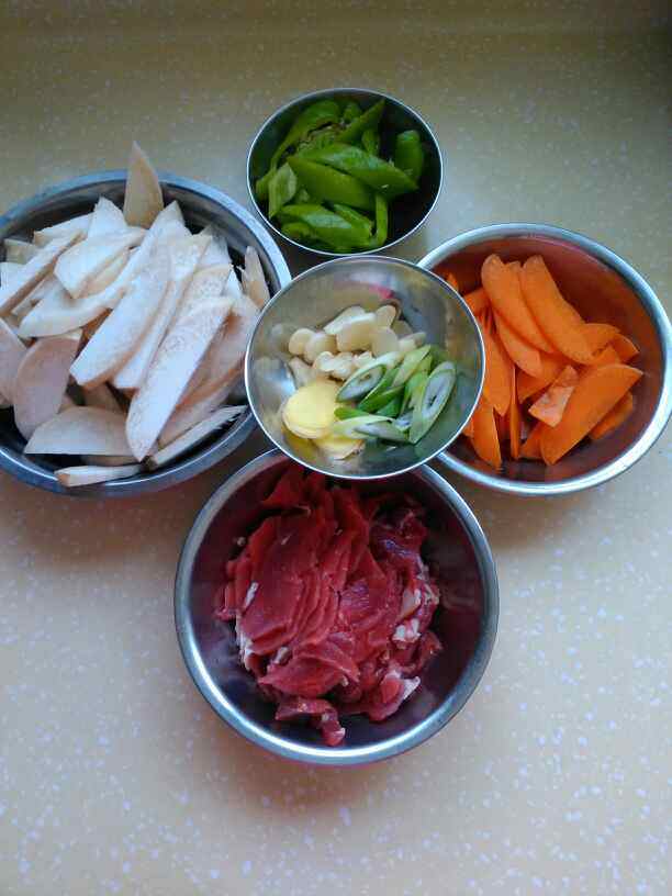 胡萝卜杏鲍菇炒牛肉片步骤1