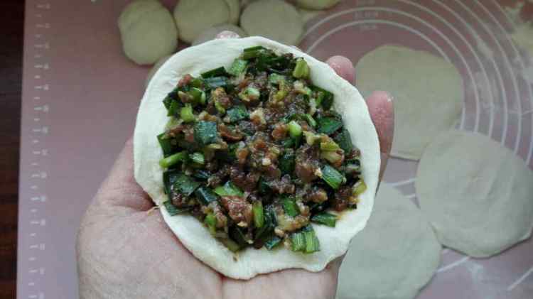 牛肉韭菜馅饼步骤5