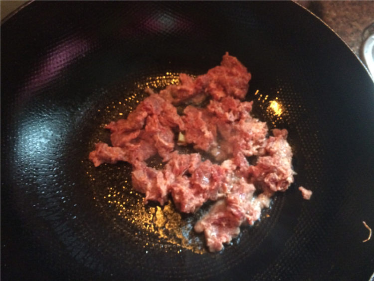 牛肉炒花菜步骤2
