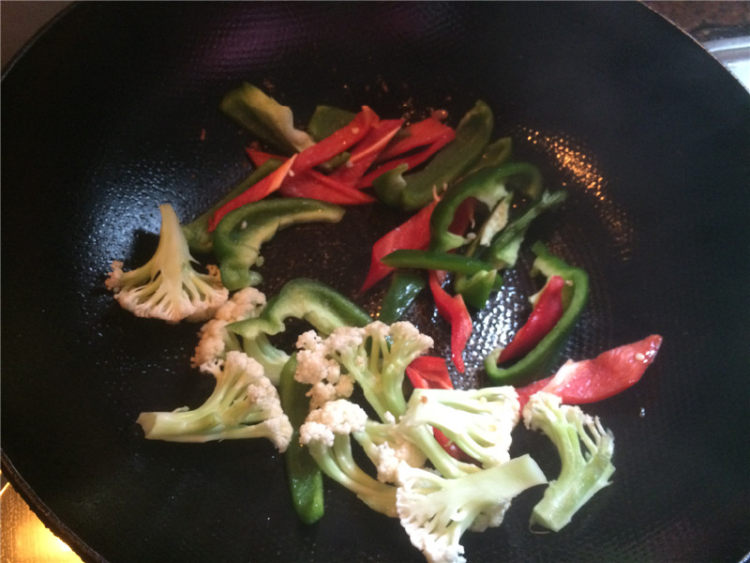 牛肉炒花菜步骤3