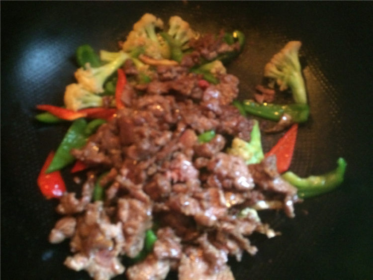 牛肉炒花菜步骤5