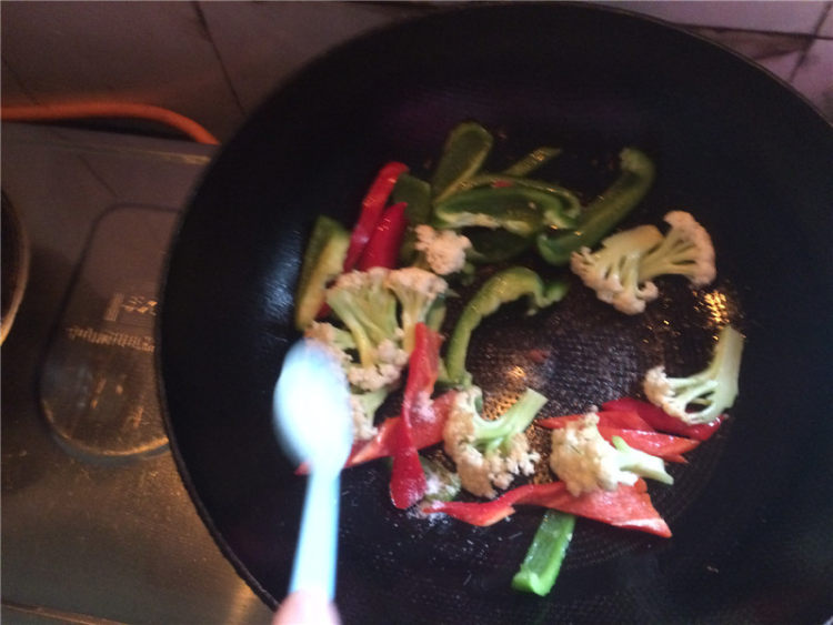 牛肉炒花菜步骤4