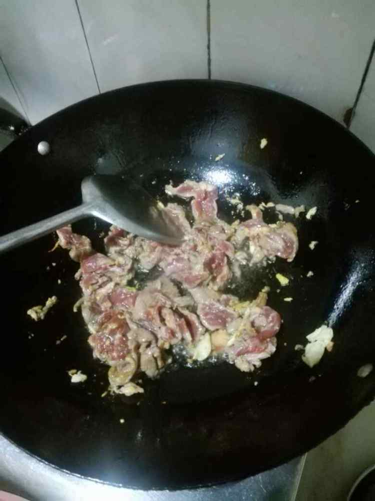 牛肉炒杏鲍菇步骤3
