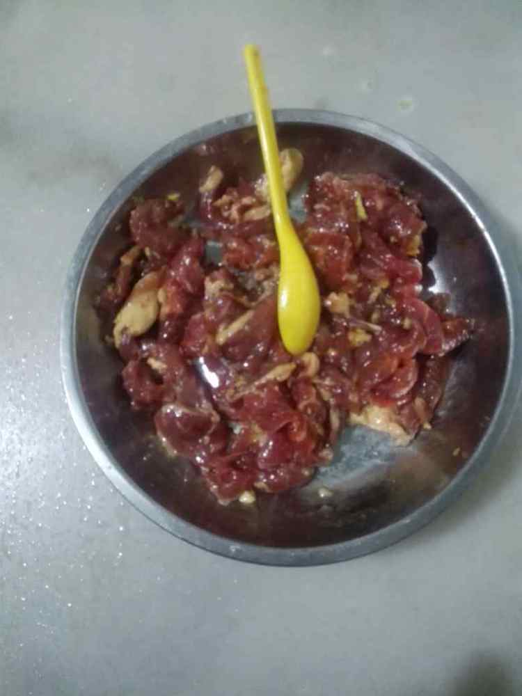 牛肉炒杏鲍菇步骤1